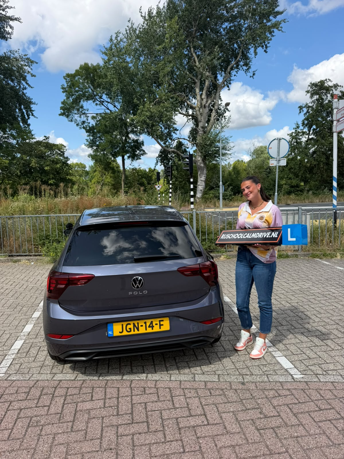Geslaagde leerling bij Calm Drive lesauto